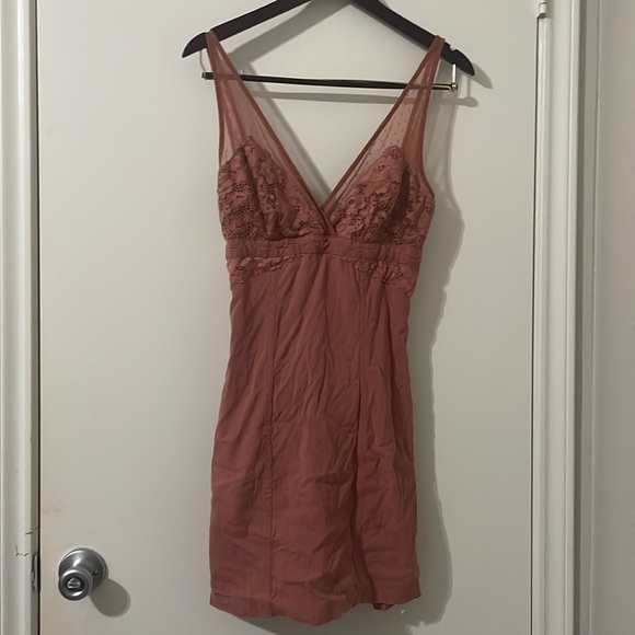 Elegant Lace-Trimmed Pink Dress - Picture 3 of 9